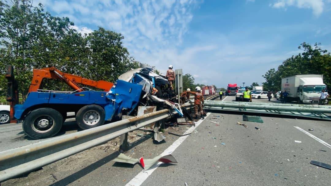 Suasana kemalangan membabitkan sebuah trak tunda terbabas dan melanggar tiang papan tanda di Lebuh Raya Utara Selatan, Kluang pada Selasa. Foto ihsan bomba