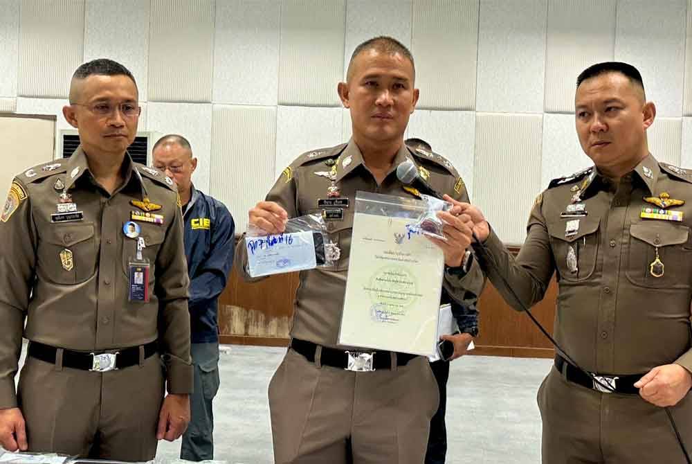 Pesuruhjaya Biro Siasatan Pusat (CIB), Pol Lt Jen Jirabhop Bhuridej (tengah) dan Puttidej Bunkrapue (kiri) pada sidang media hari ini. Foto Bernama