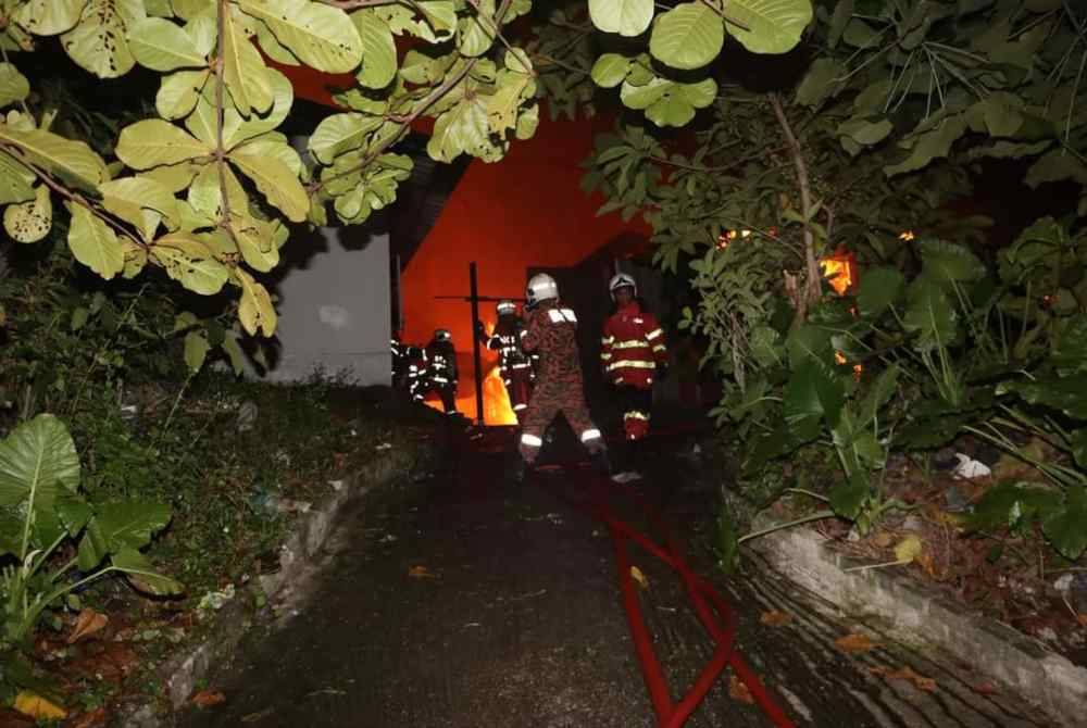 Anggota Bomba dan Penyelamat memadamkan kebakaran rumah di Kampung India Settlement, Kampung Pandan pada Selasa.