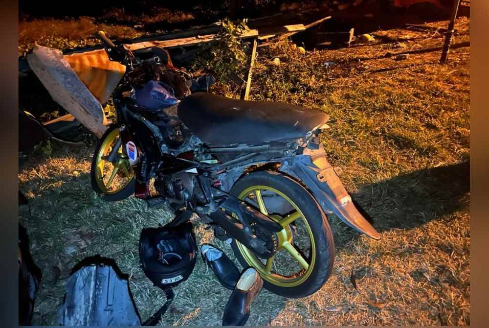 Semasa sedang membelok ke kanan, secara tiba-tiba penunggang motosikal yang datang dari arah belakang telah melanggar trak pikap.