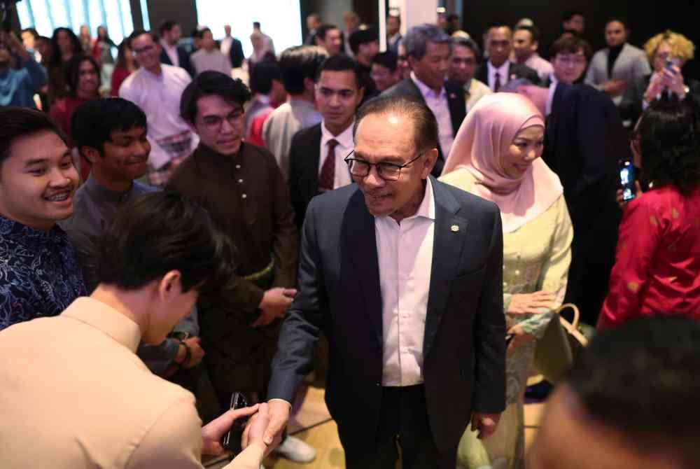 Anwar bersalaman dengan hadirin ketika menghadiri majlis Ramah Mesra Bersama Rakyat Malaysia di Jerman. Foto Bernama