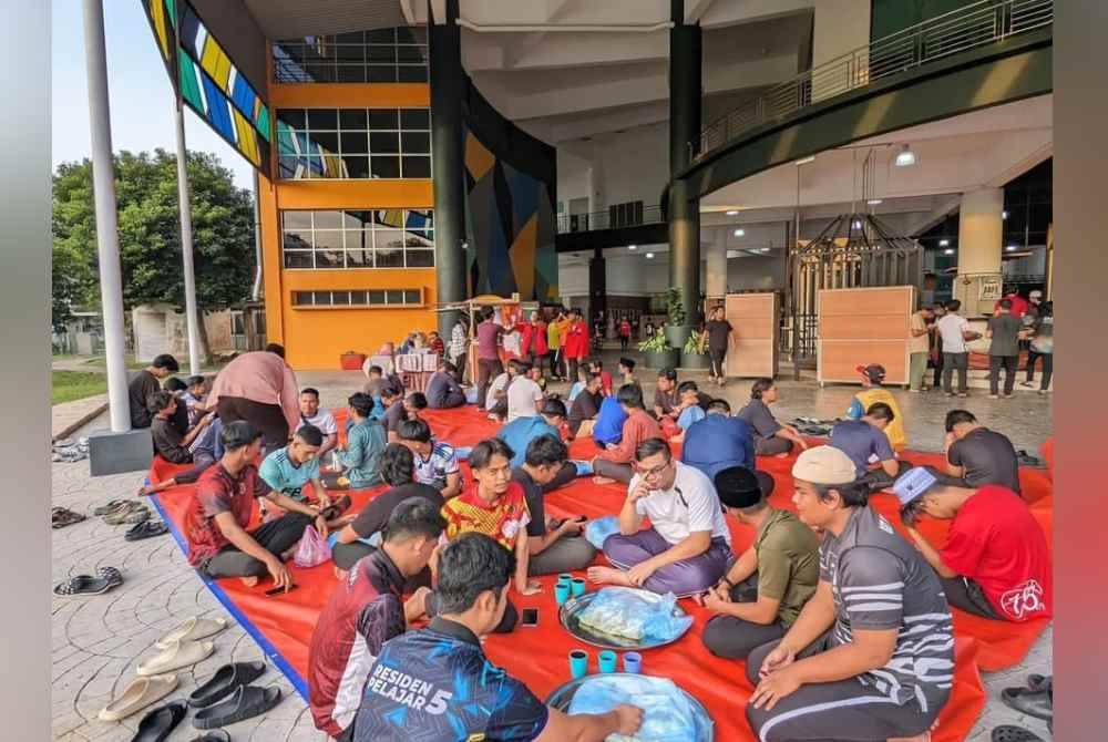 
Sebahagian pelajar menunggu waktu berbuka puasa untuk menikmati hidangan percuma yang dihidangkan secara dalam talam di UMPSA kampus Pekan dan Gambang setiap hari.