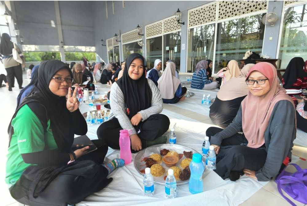 SEBAHAGIAN pelajar UMT yang menerima manfaat daripada sumbangan iftar warga universiti itu. -Foto: IHSAN UMT