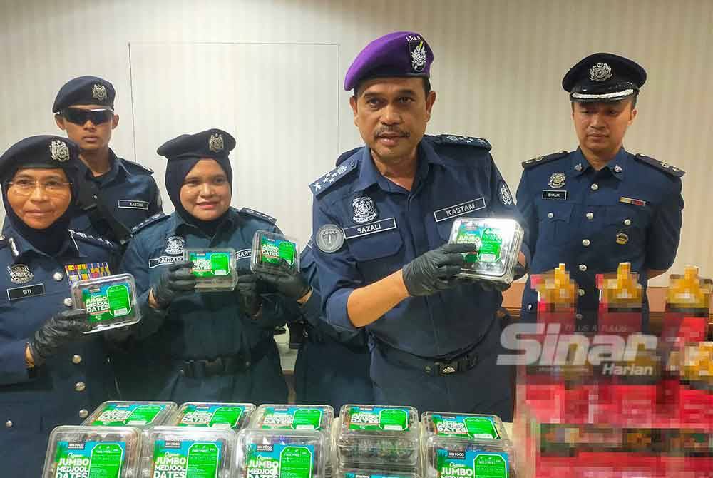 Sazali (dua dari kanan) menunjukkan kurma Israel yang dirampas di tiga buah lokasi di Petaling Jaya dan Klang, Selangor pada Selasa. Foto Sinar Harian - HISYAMUDDIN AYUB.