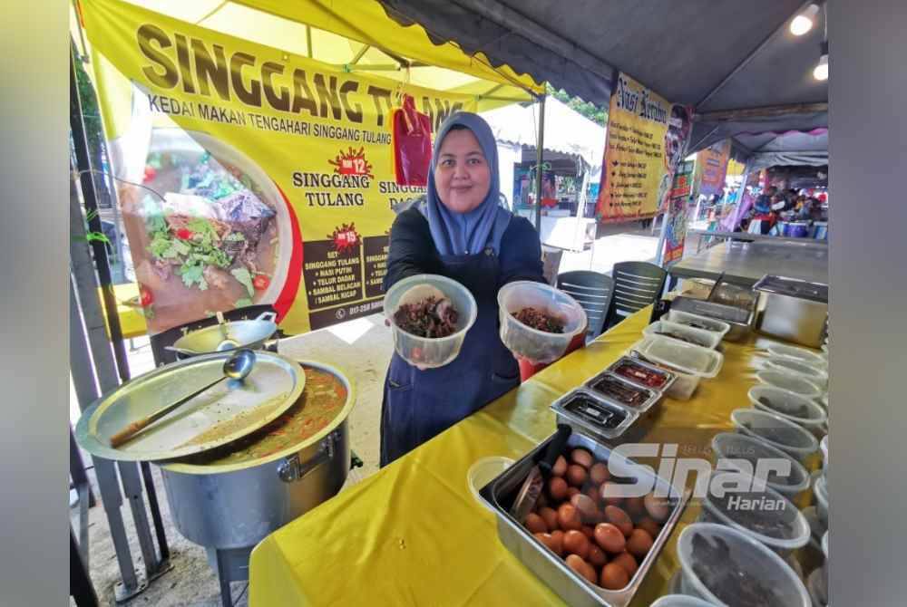 Menu ayam bakar yang dijual pada harga RM30 seekor di Bazar Ramadan Dataran Shahbandar.