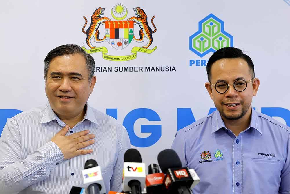 Anthony Loke (kiri) dan Steven Sim ketika sidang media selepas Majlis Pelancaran Inisiatif Caruman Percuma Skim Keselamatan Sosial Pekerjaan Sendiri (PERKESO) hari ini. - Bernama