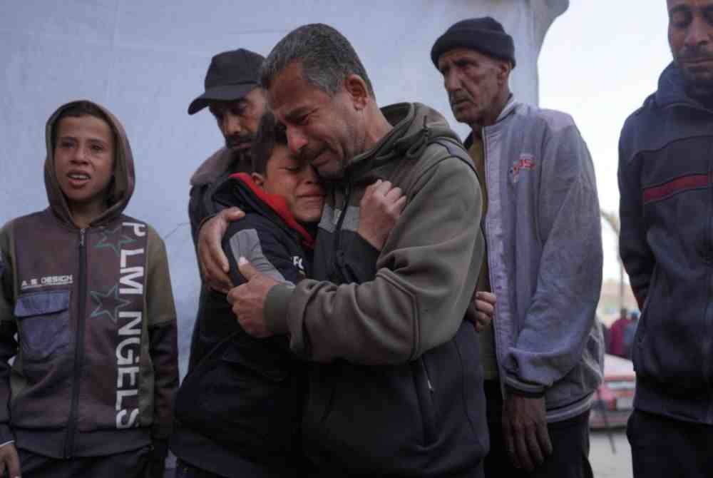 Penduduk Palestin meratapi kematian ahli keluarga mereka di Hospital Al-Aqsa Martyrs di Deir Al-Balah, Semenanjung Gaza. - Foto AFP