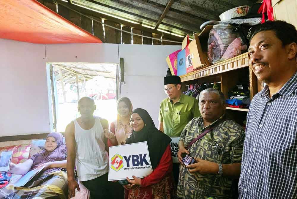 Keluarga Abdul Malek antara penerima sumbangan YBK.