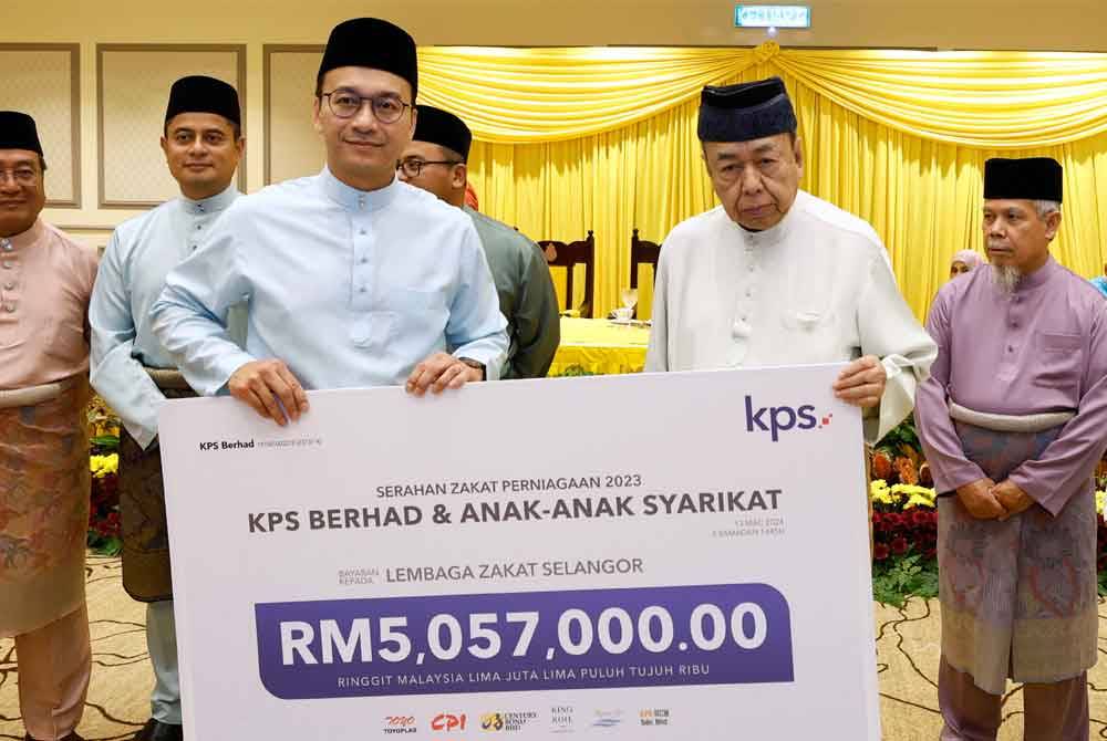 Sultan Selangor, Sultan Sharafuddin Idris Shah (dua, dari kanan) berkenan menerima replika cek zakat perniagaan 2023 Kumpulan Perangsang Selangor Berhad (KPS) Berhad dan anak syarikat berjumlah RM5,057,000 pada Majlis Berbuka Puasa Bersama Rakyat dan Penyampaian Sumbangan Hari Raya 1445H di Masjid Sultan Salahuddin Abdul Aziz Shah pada Rabu. Foto Bernama