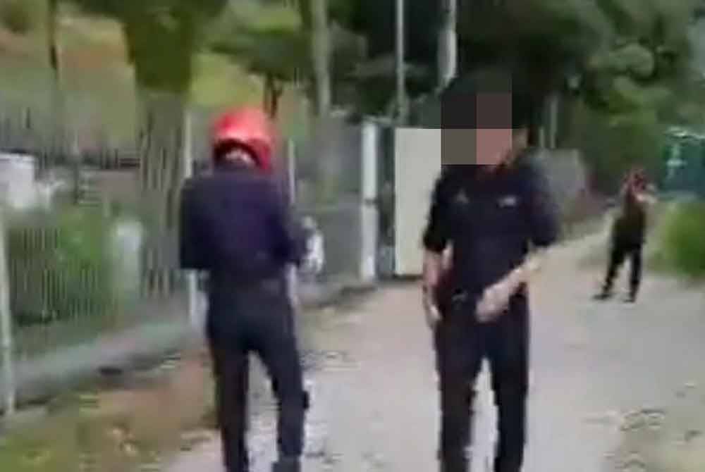 Rakaman klip video yang mendakwa anggota polis meminta wang daripada warga asing.