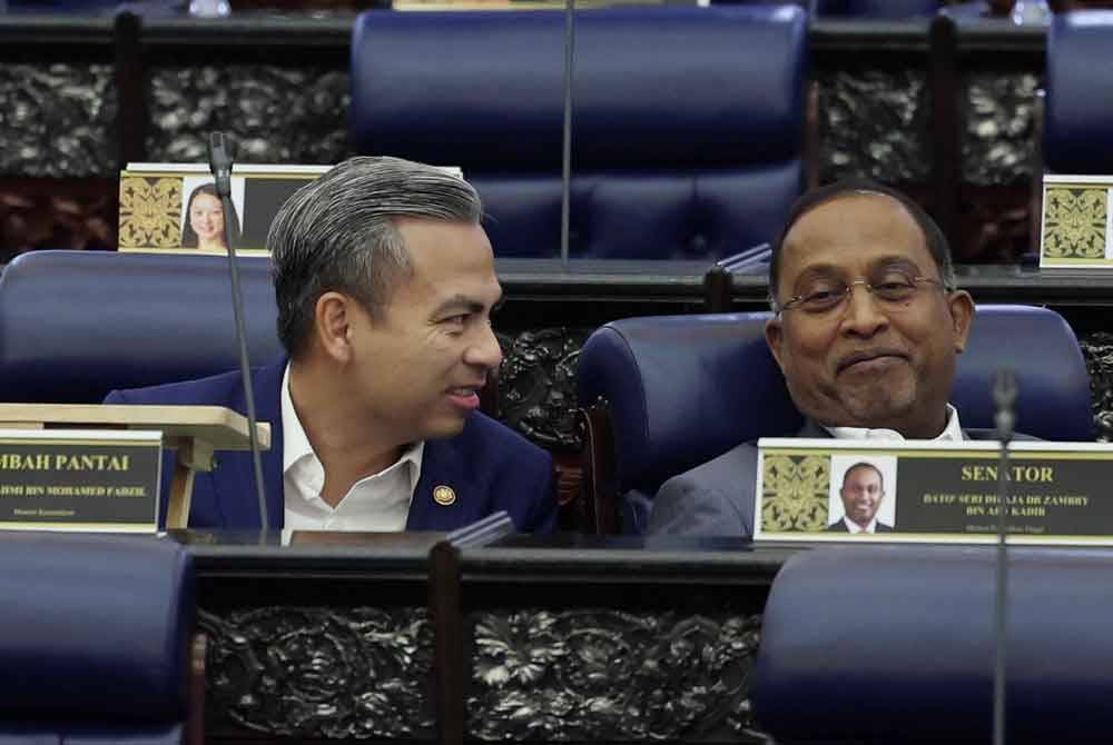 Fahmi Fadzil (kiri) ketika menghadiri Persidangan Dewan Rakyat di Bangunan Parlimen pada Rabu. Foto Bernama