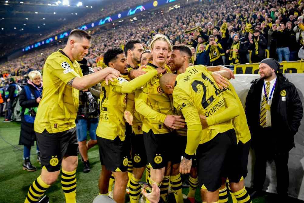 Reus diraikan pemain-pemain Dortmund. Foto Agensi