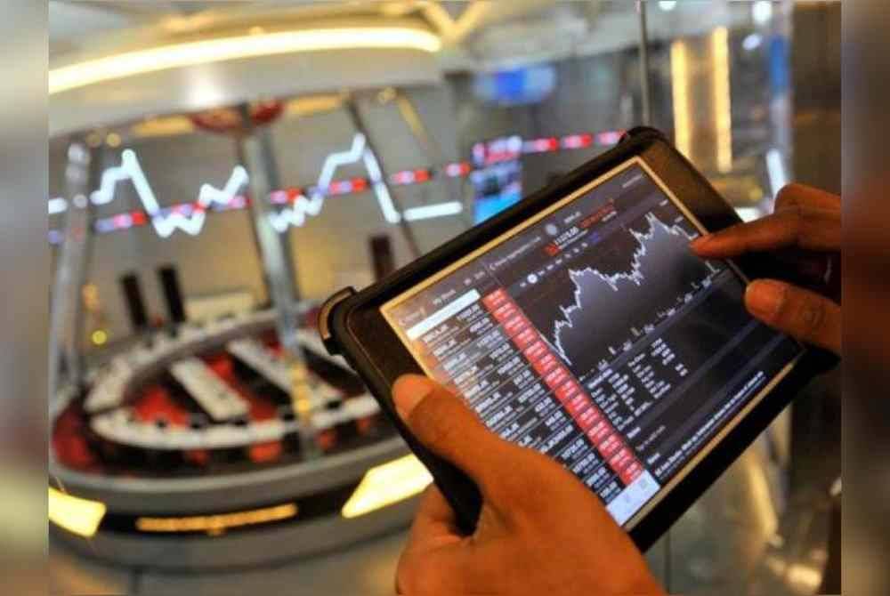 Pada 9.21 pagi, FTSE Bursa Malaysia KLCI (FBM KLCI) susut 1.87 mata kepada 1,536.26 daripada 1,538.13 ketika ditutup pada Rabu. - Foto hiasan