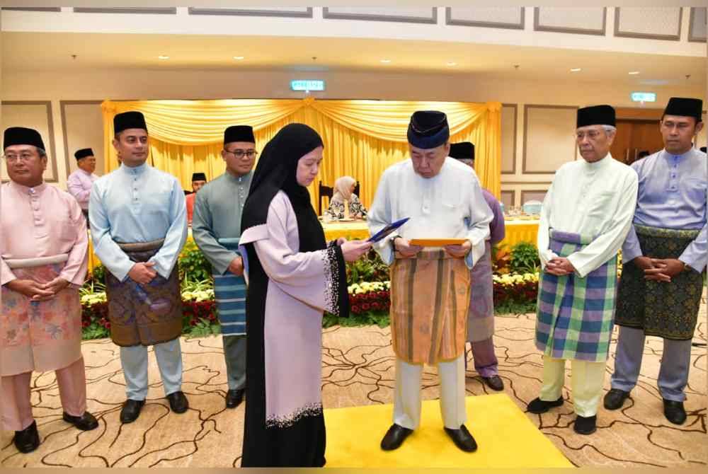 Sultan Selangor Sultan Sharafuddin Idris Shah Alhaj berkenan menerima cek bayaran zakat daripada Norazlina (kiri) sebagai wakil Worldwide Holdings.