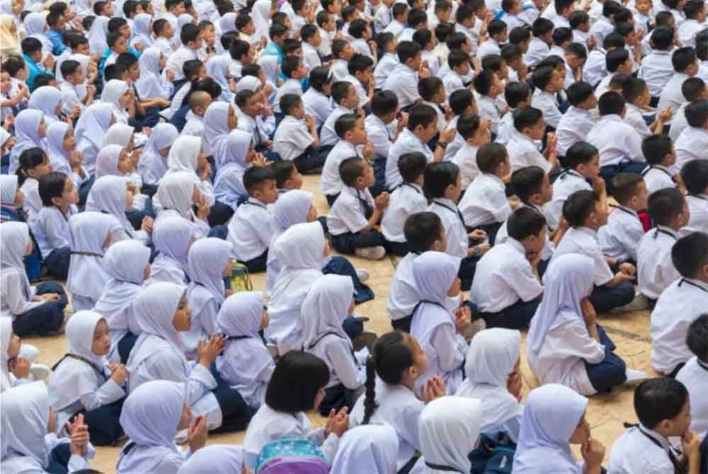 Banyak rungutan dalam kalangan ibu bapa mendakwa murid terlalu ramai dalam sebuah kelas. - Foto hiasan.