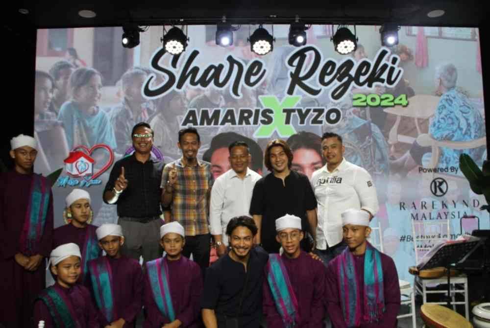 Amaris (duduk, tiga dari kanan) bekerjasama dengan Tyzo (berdiri, dua dari kanan) menganjurkan program Share Rezeki bagi meringankan beban buat mereka yang memerlukan.