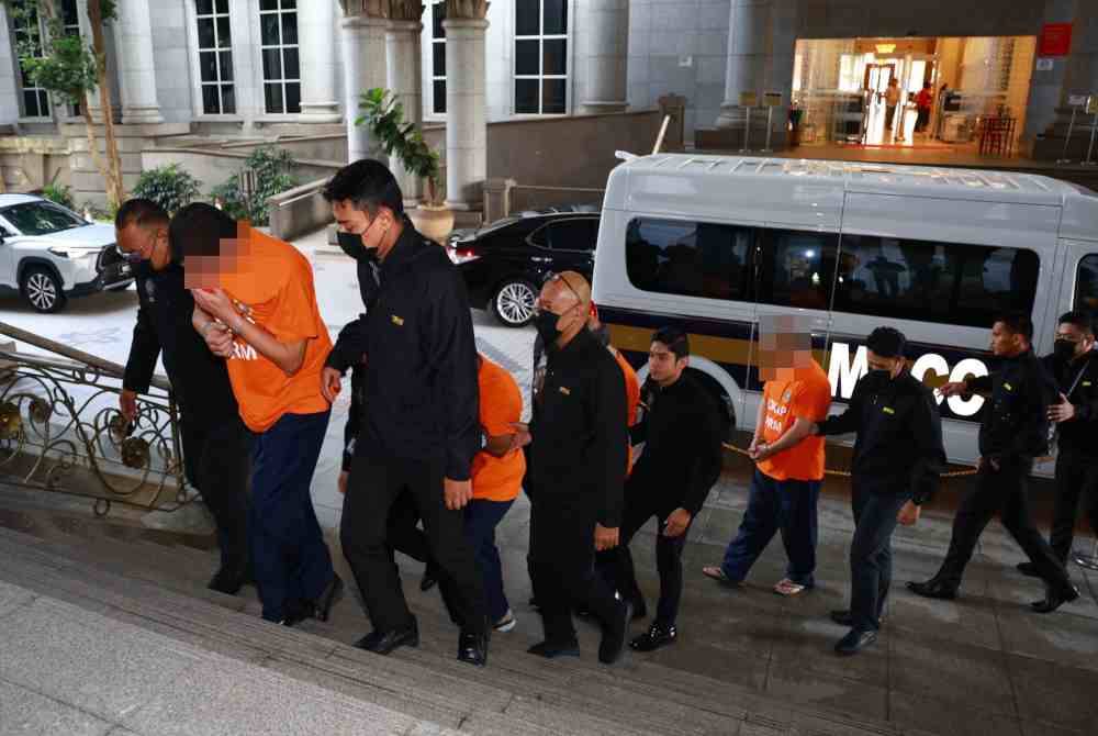 Kesemua suspek yang menjadi perantara memberi rasuah bagi pihak sindiket penyeludupan ditahan reman setelah mendapat perintah daripada Mahkamah Majistret Putrajaya pada Rabu. Foto Ihsan SPRM.
