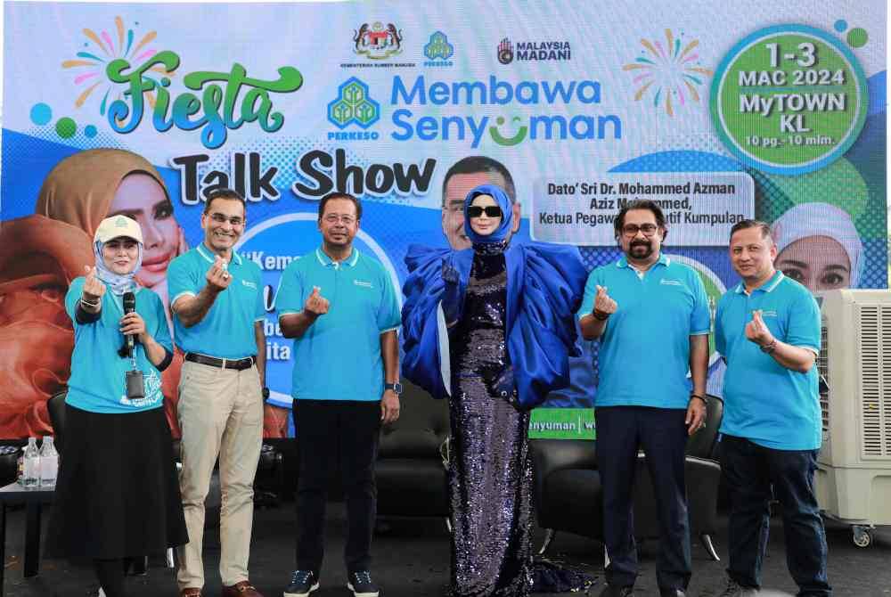 Che Ta bersama Mohammed Azman (dua dari kiri) dan Tengku Khalidah (kiri).