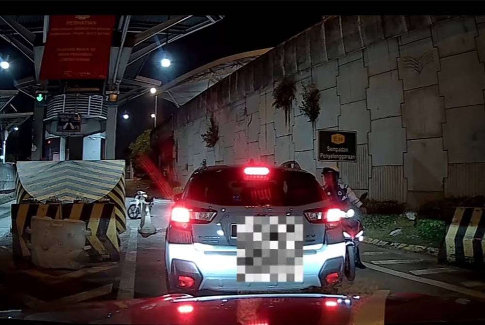 Tangkap layar tular video kejadian memaparkan insiden di laluan lori di kawasan kawasan pemeriksaan (check point) Johor Bahru- Singapura.