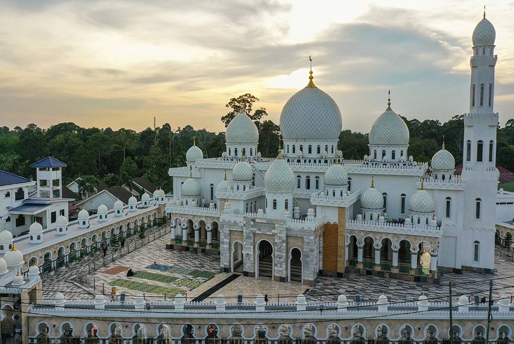 Ketelitian menjadi keutamaan dalam pembinaan Masjid Imanul Fa&#039;izin atau dikenali sebagai Masjid Andalusia di Jalan Pasir Puteh, Kampung Padang Kala, hinggakan untuk pintu gerbang sahaja sebanyak 21 kali ubah suai dilakukan bagi mendapatkan reka bentuk yang tepat. Foto Bernama