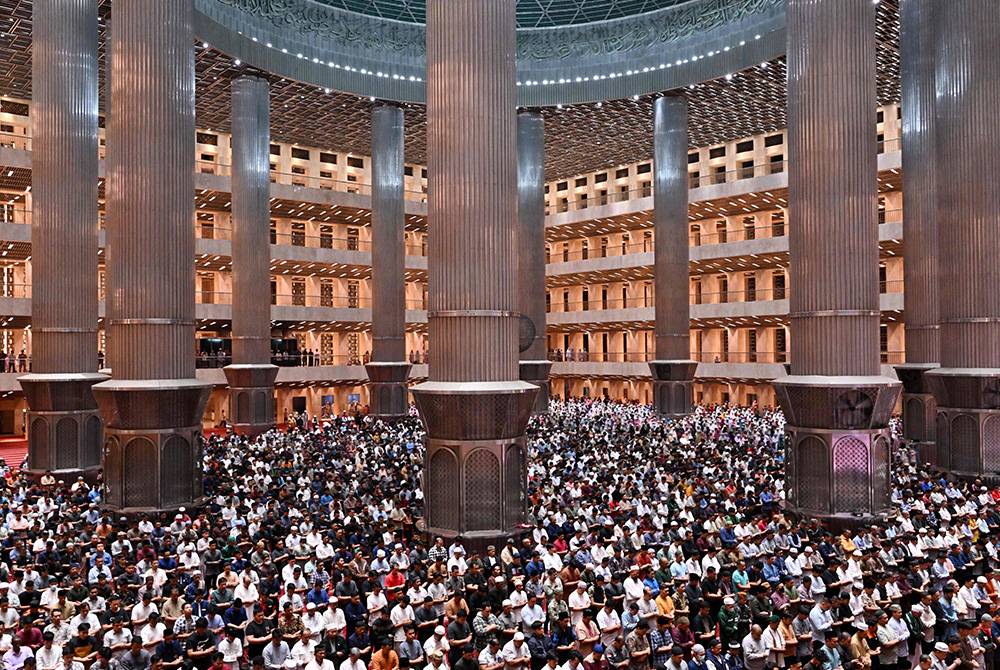 Umat Islam di Indonesia menunaikan solat tarawih di Masjid Istiqlal di Jakarta, Indonesia. Foto AFP