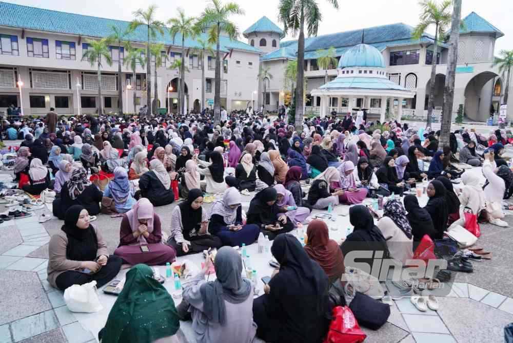 
Pelajar UIAM yang berbuka puasa di program Iftar Untukmu Mahasiswa bersama GM Klang di UIAM pada Rabu. - Foto SINAR HARIAN/ROSLI TALIB