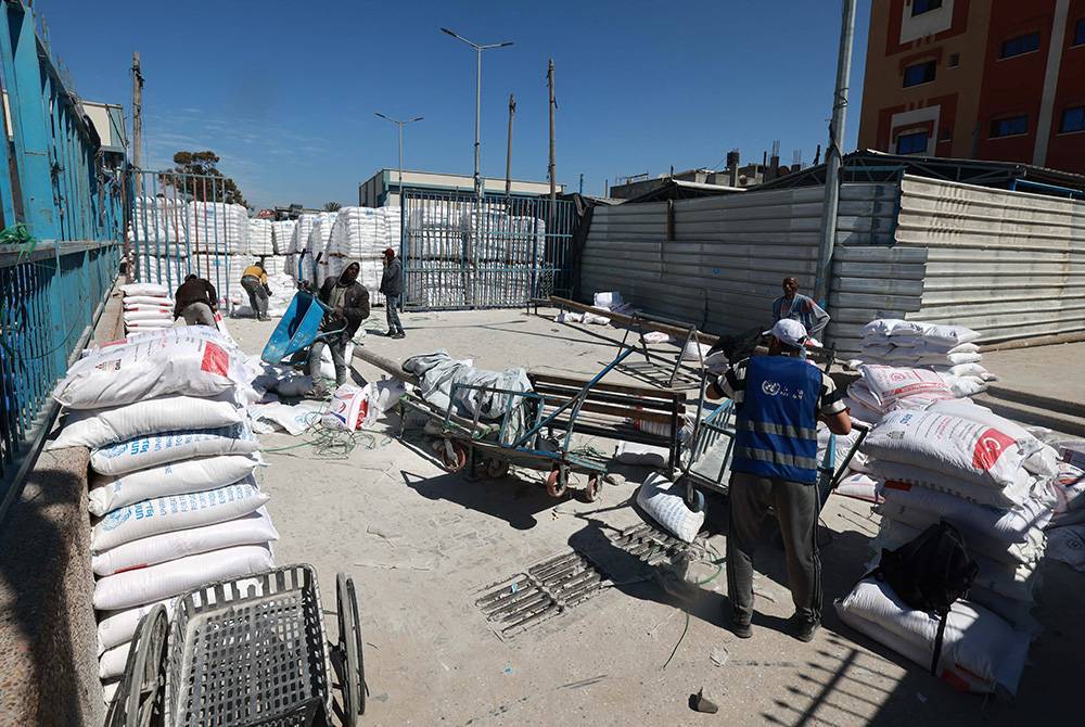 Kemudahan itu mengedarkan bekalan makanan yang sangat diperlukan dan barangan penting lain kepada penduduk yang hilang tempat tinggal di selatan Gaza. Foto AFP