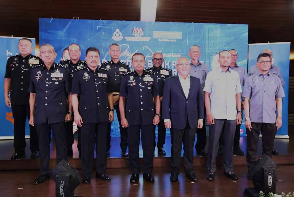 Mohammad Hanis (tiga dari kanan) bersama Timbalan Ketua Polis Negara, Datuk Seri Ayob Khan Mydin Pitchay pada Majlis Pelancaran Kad Kredit-i Bank Rakyat Edisi Khas PDRM yang diadakan di Kuala Lumpur pada Rabu.