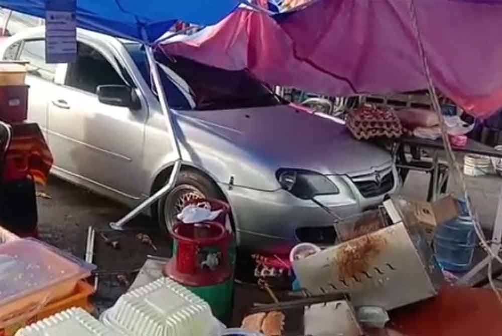 Sebuah kereta menggelongsor melanggar gerai mengakibatkan peniaga cedera terkena minyak panas tumpah. Foto PDRM