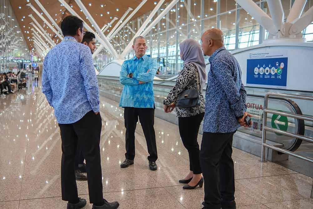 Fadillah (tengah) melakukan lawatan mengejut ke KLIA di Sepang pada Khamis. Foto FB Fadillah Yusof