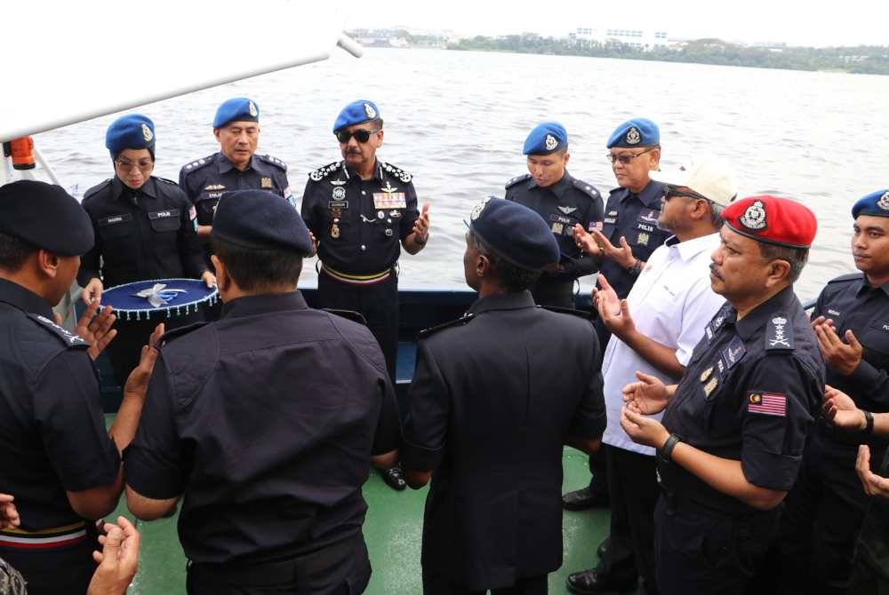 Razarudin ketika merasmikan Majlis Penerimaaan Rasmi Polis Strike Craft Rigid Hull Assault Boat (RHAB) Pasukan Polis Marin di Johor Bahru pada Khamis.