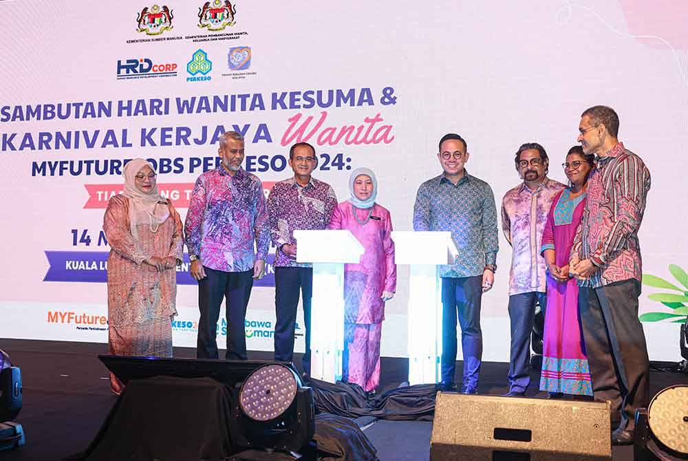 Steven (empat, kanan) dan Menteri Pembangunan Wanita, Keluarga dan Masyarakat, Datuk Seri Nancy Shukri (empat, kiri) merasmikan Sambutan Hari Wanita Kesuma dan Karnival Kerjaya Wanita, MyFutureJobs Perkeso 2024 di Pusat Konvensyen Kuala Lumpur pada Khamis. Foto Bernama