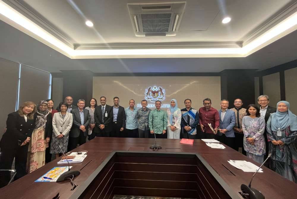 Syed Ibrahim (tengah) bersama ahli sekretariat KRPPM-IGAR selepas mesyuarat yang berlangsung di bangunan Parlimen