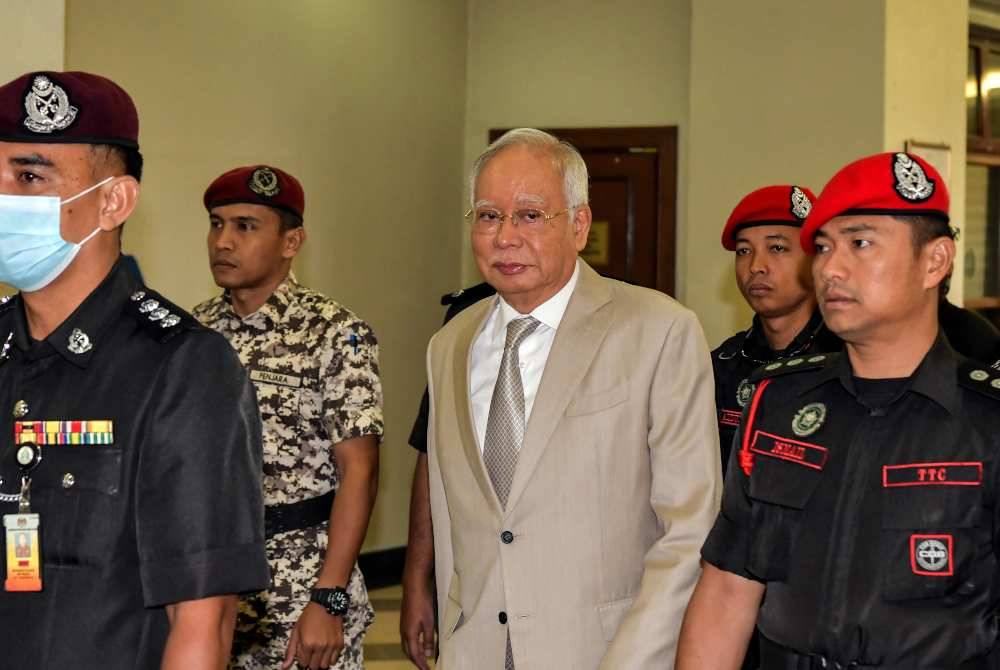 Najib (tengah) hadir di Mahkamah Tinggi pada Khamis untuk sebutan kes berhubung tiga pertuduhan pengubahan wang haram membabitkan dana SRC International berjumlah RM27 juta. Foto Bernama