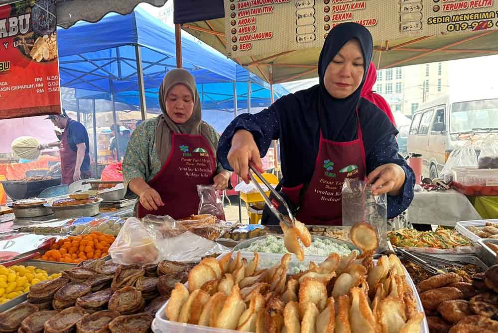 Kuih topi antara yang dijual di gerai Nur Asmak.