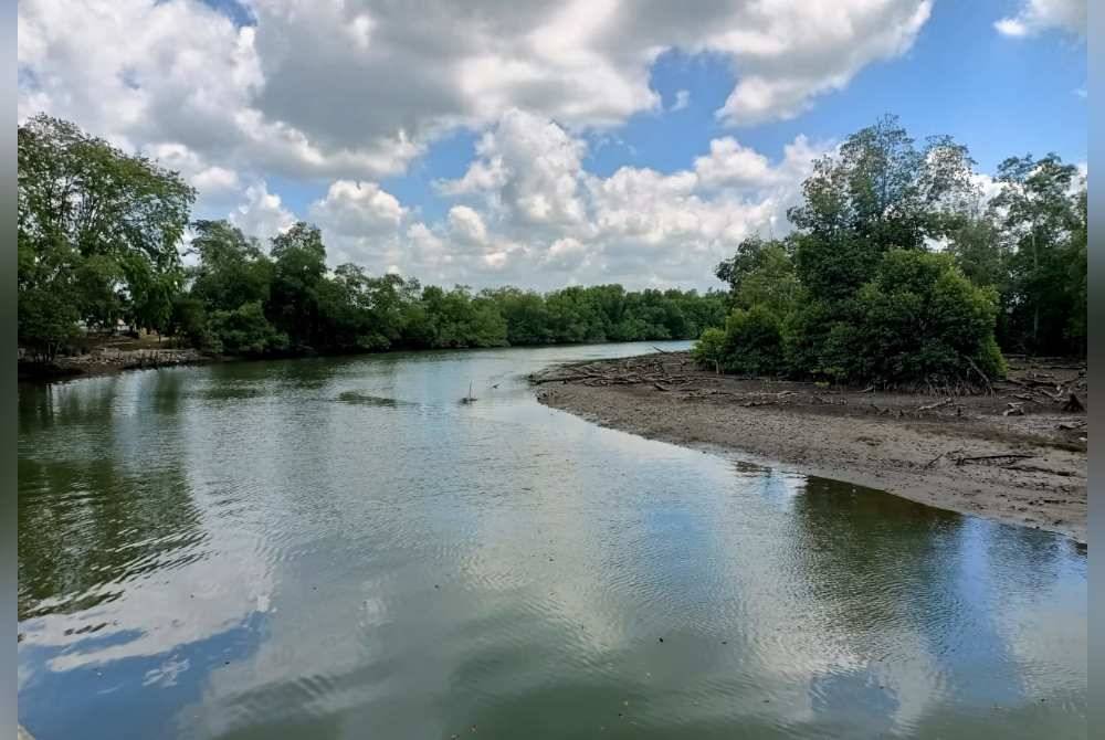 Sungai Raja Hitam di Ayer Tawar menjadi satu-satunya sungai paling tercemar di Malaysia apabila berada di Kelas Lima berdasarkan Standard Kualiti Air Kebangsaan, menurut Laporan Kualiti Alam Sekeliling 2022.