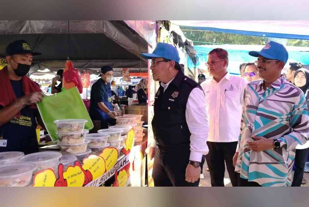 Razali (kanan) bersama Dr Rusdi meninjau operasi gerai sempena Majlis Pelancaran Walkabout Kempen Keselamatan Makanan di Bazar Ramadan Peringkat Negeri Pahang 2024 di Bazar Ramadan Mahkota Square pada Khamis.