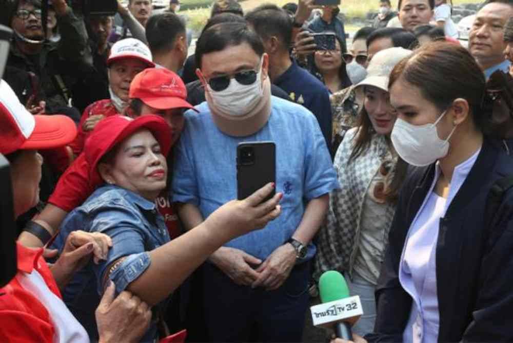 Seorang penyokong mengambil swafoto bersama Thaksin ketika penampilan pertamanya sejak dipenjarakan di Chiang Mai. Foto AP