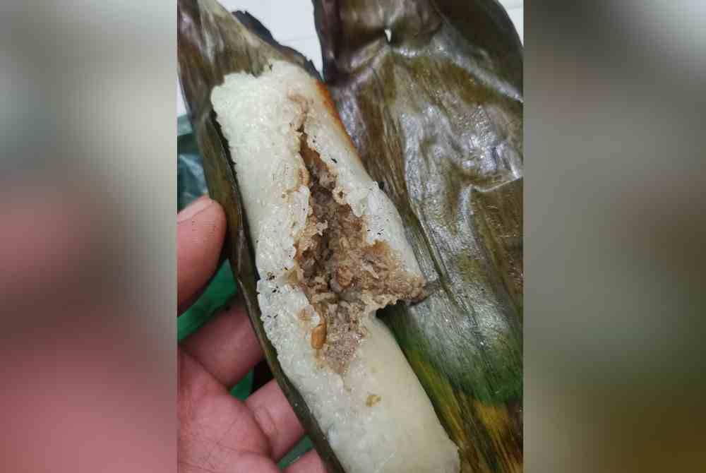 Seorang lelaki berkongsikan gambar kuih pulut lepa dibeli di sebuah bazar Ramadan yang didakwa masam dan berlendir. Foto Ahmad Zafran Zalil