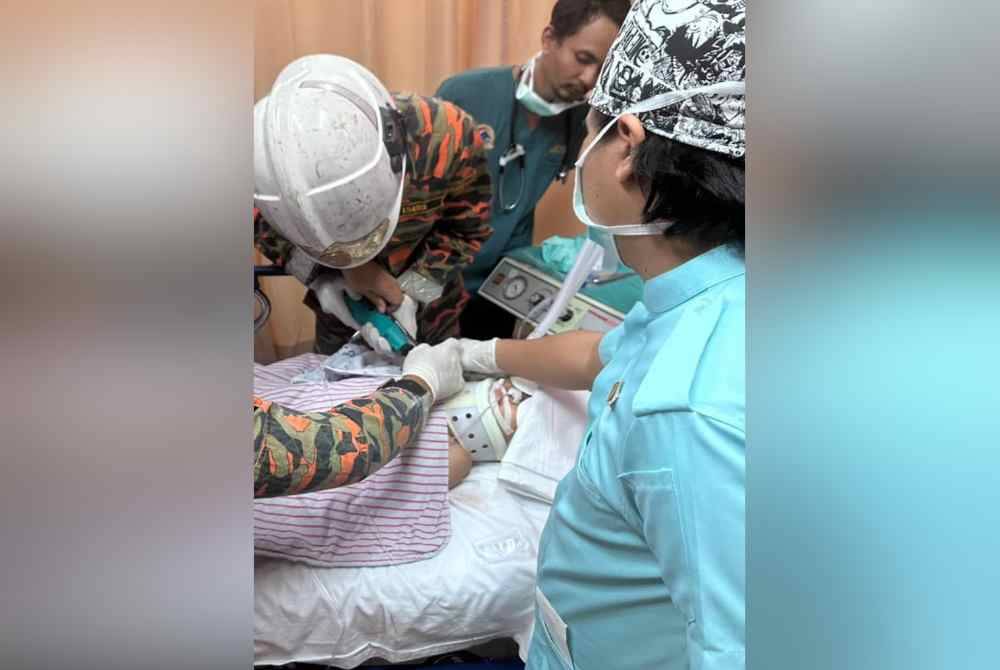 Pasukan bomba membantu memotong besi yang tertusuk pada kanak-kanak di Hospital Kota Marudu.