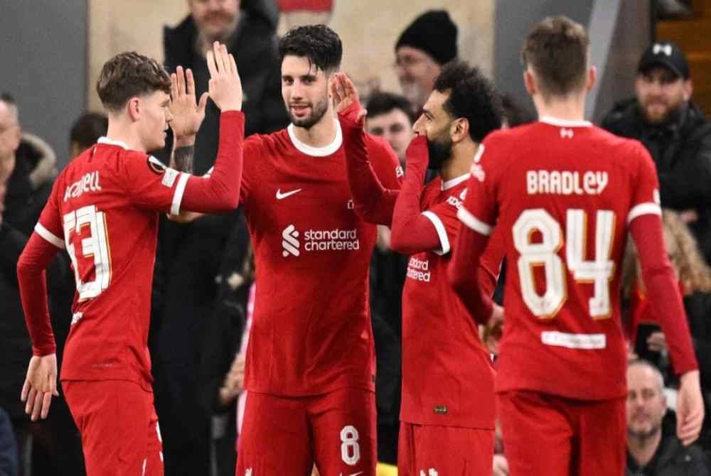 Dominik Szoboszlai (dua,kiri) meraikan jaringan kelima Liverpool bersama rakan sepasukan ketika menentang Sparta Prague. - Foto: AFP