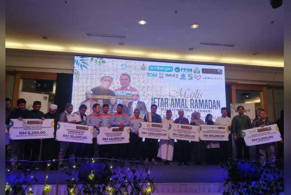 Berisan penyumbang untuk misi kemanusiaan Muslim Care Malaysia bergambar pada Majlis Iftar Ramadan (Pelestin, Syria dan Yaman) di Hotel Grand Barakah di sini pada Khamis.