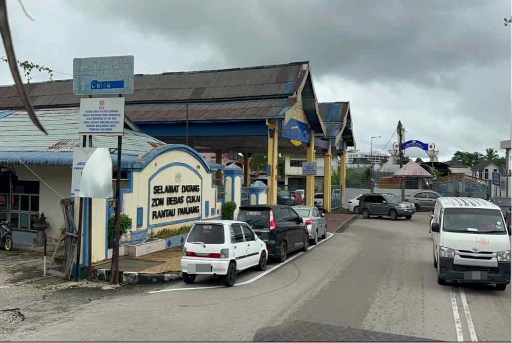 Pintu masuk di Zon Bebas Cukai Rantau Panjang.