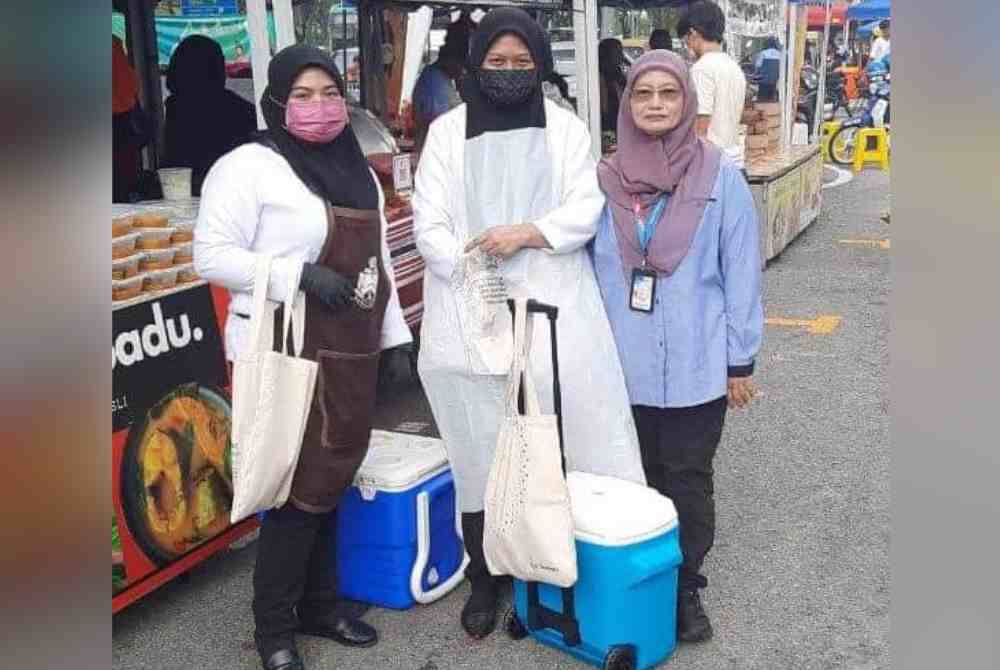 Sebanyak 115 sampel makanan diambil di bazar Ramadan Tasik Permaisuri Bandar Tun Razak.