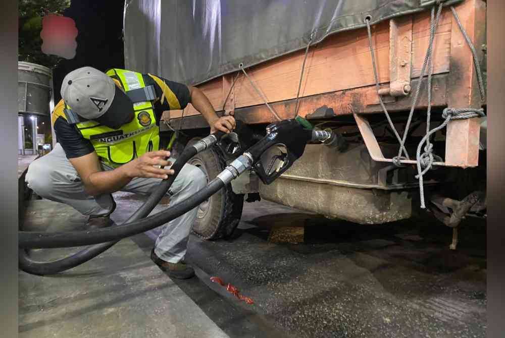 Pihak KPDN mendapati dua nozel sedang berada di tangki lori muatan satu ketika serbuan dilakukan menerusi Ops Tiris 3.0 di sebuah stesen minyak di Jalan Temoh di sini pada Khamis.