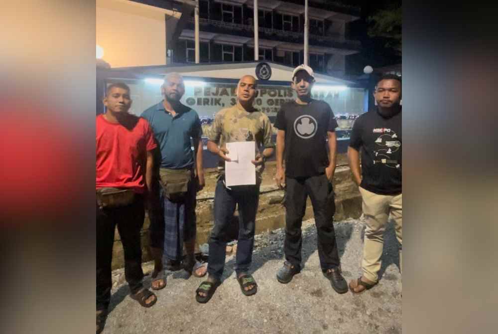 Mohd Bukhary (tengah) bersama pengusaha dan penduduk menunjukkan laporan polis yang dibuat mengenai kejadian bom ikan di Sungai Singor di dalam Hutan Simpan Temengor pada Rabu.