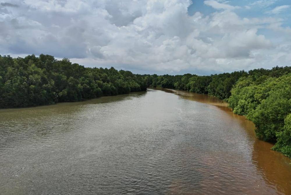 Keadaan air yang keruh di Sungai Kim Kim, Johor.