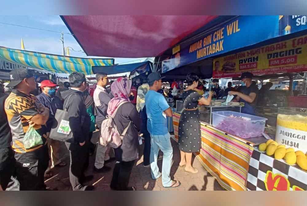 Pengunjung berbaris untuk membeli martabak di bazar Ramadan di Taman Kerang pada Khamis.