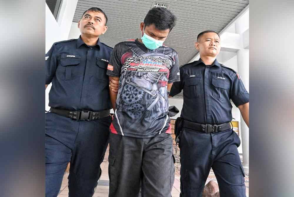 Mohd Amanah (tengah) mengaku tidak bersalah di Mahkamah Majistret di Melaka atas 17 pertuduhan pada Jumaat.