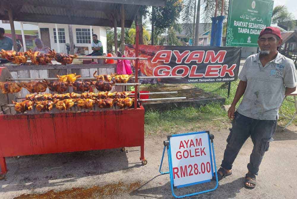 Amran di hadapan gerai miliknya yang menjual ayam golek di Kuala Nerus, Terengganu.